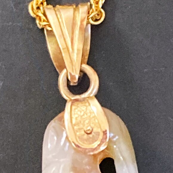 Pendant in carved variegated jade & 14K gold with lovely signed chain - Picture 6 of 8